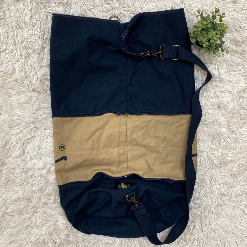 🎉HP🎉 Eddie Bauer Convertible Duffle Bag 💗 Navy & Tan